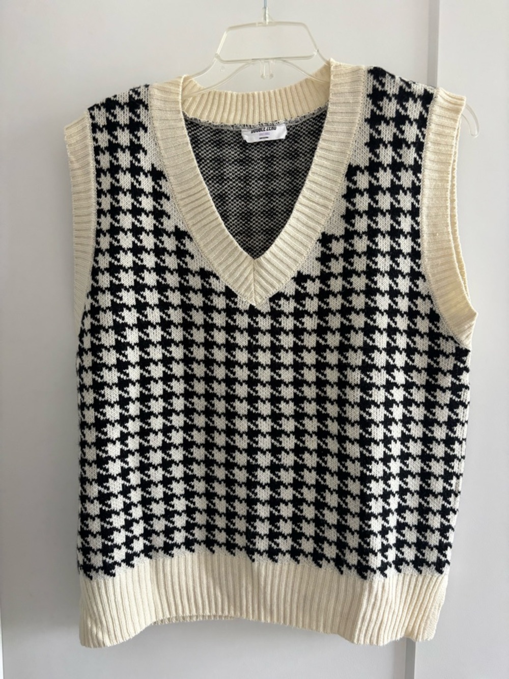 Double Zero Houndstooth V-Neck Sweater Vest - Cream & Black